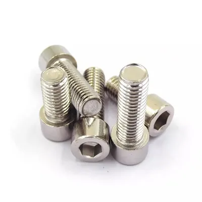 ¿Por qué se prefieren más los tornillos hexagonales en equipos mecánicos?